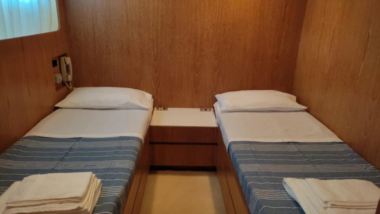 Hotel Boat & Breakfast Lucretia, Luxury Yacht Àrbatax Esterno foto