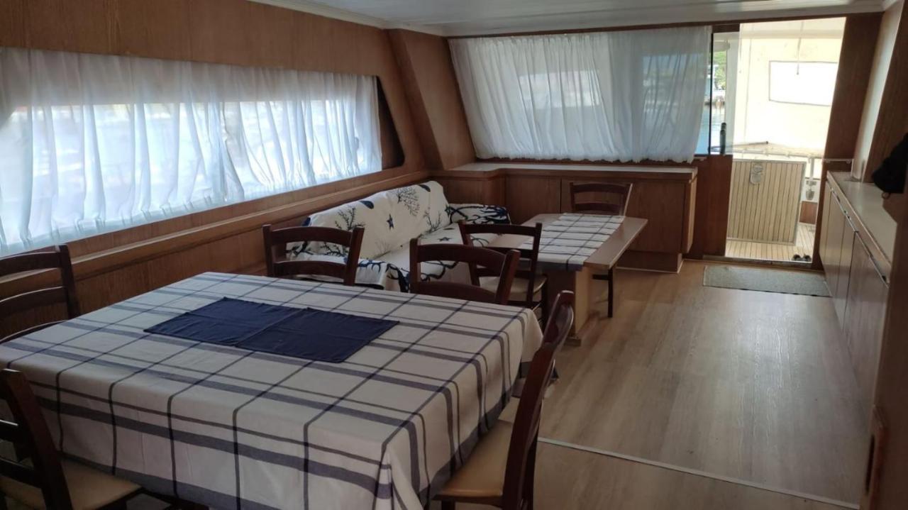 Hotel Boat & Breakfast Lucretia, Luxury Yacht Àrbatax Esterno foto